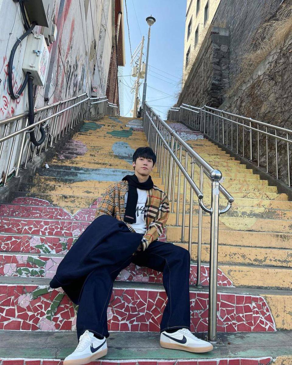 OOTD pakai sepatu sneakers ala Lee Seung Hyub (instagram.com/sssn9_zzzn9)