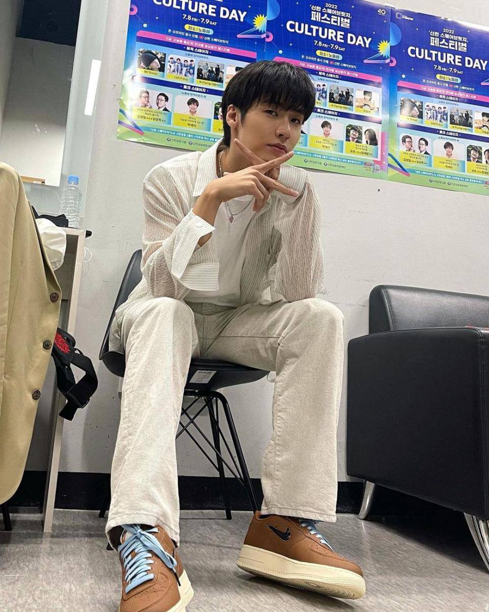 OOTD pakai sepatu sneakers ala Lee Seung Hyub (instagram.com/sssn9_zzzn9)