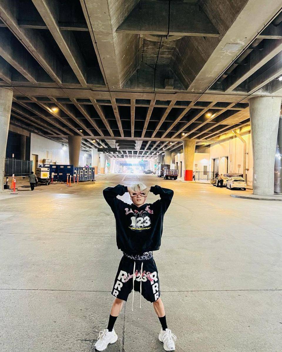 mix and match hoodie ala Taeyong NCT (instagram.com/taeoxo_nct)