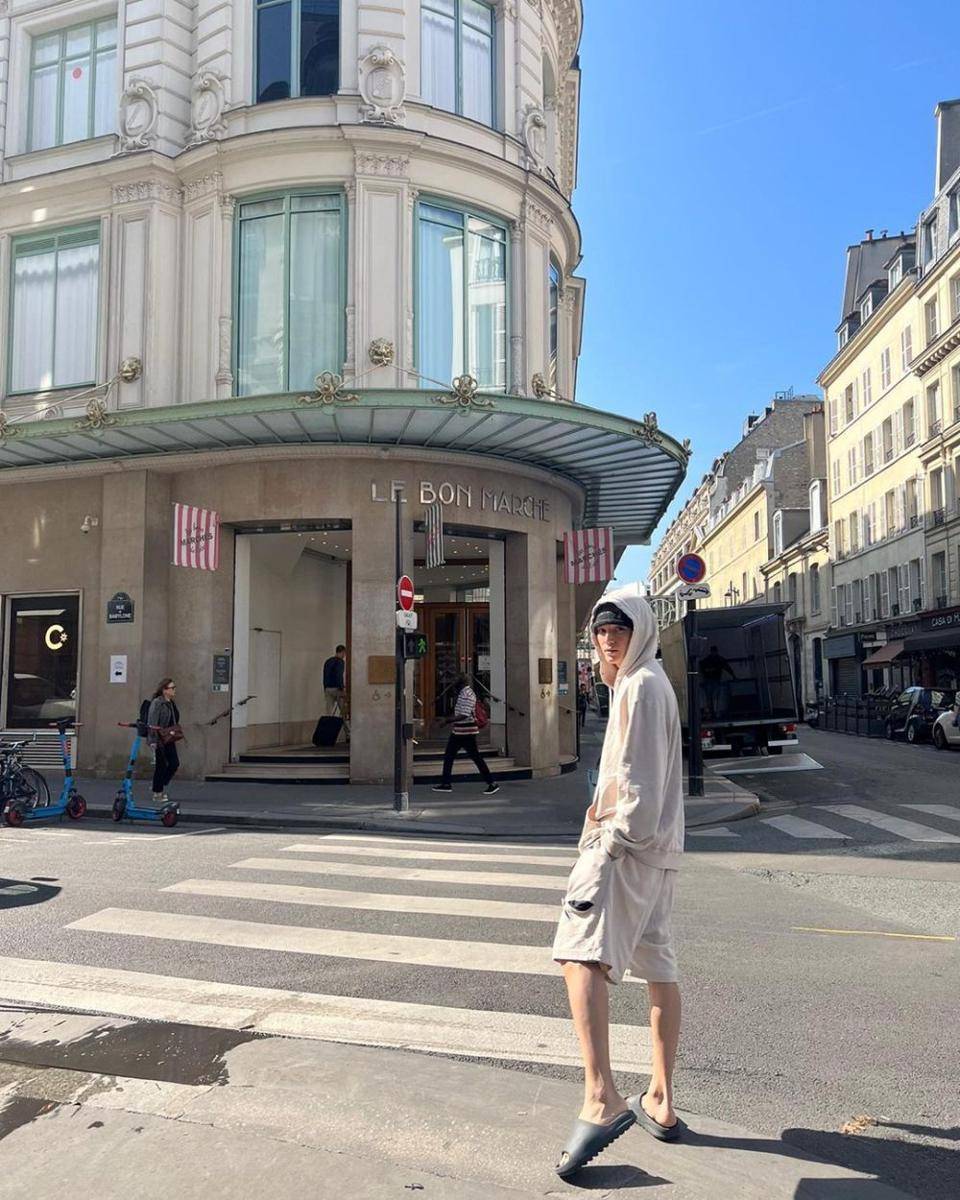 mix and match hoodie ala Taeyong NCT (instagram.com/taeoxo_nct)