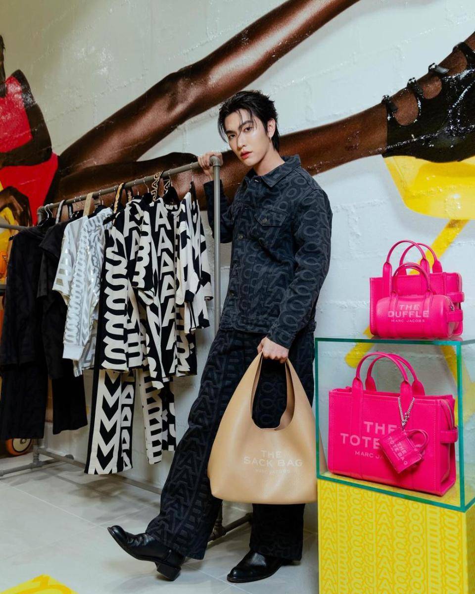 OOTD atasan hitam ala Boss Chaikamon (instagram.com/boss.ckm)
