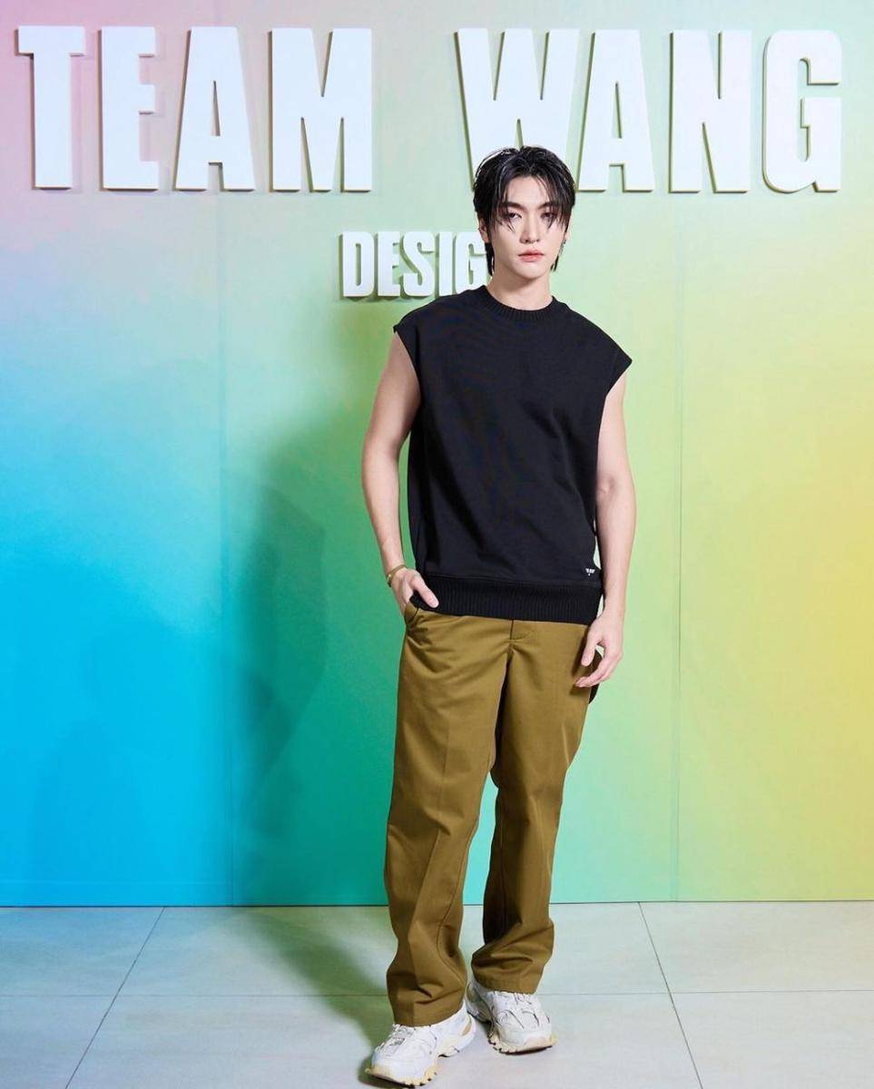 OOTD atasan hitam ala Boss Chaikamon (instagram.com/boss.ckm)