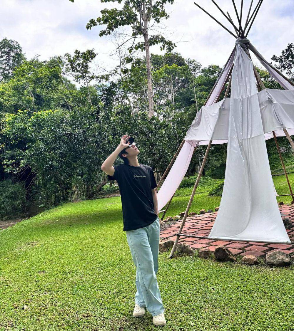OOTD atasan hitam ala Boss Chaikamon (instagram.com/boss.ckm)