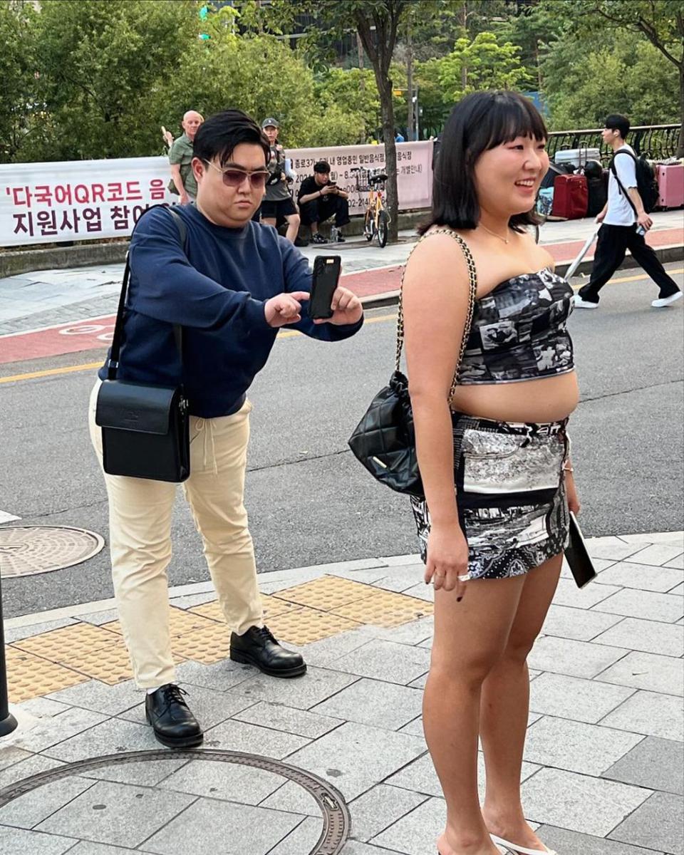 potret Lee Soo Ji dan Kim Kyu Won parodi Bang Si Hyuk-Juicy Seyeon (instagram.com/comediansuji)