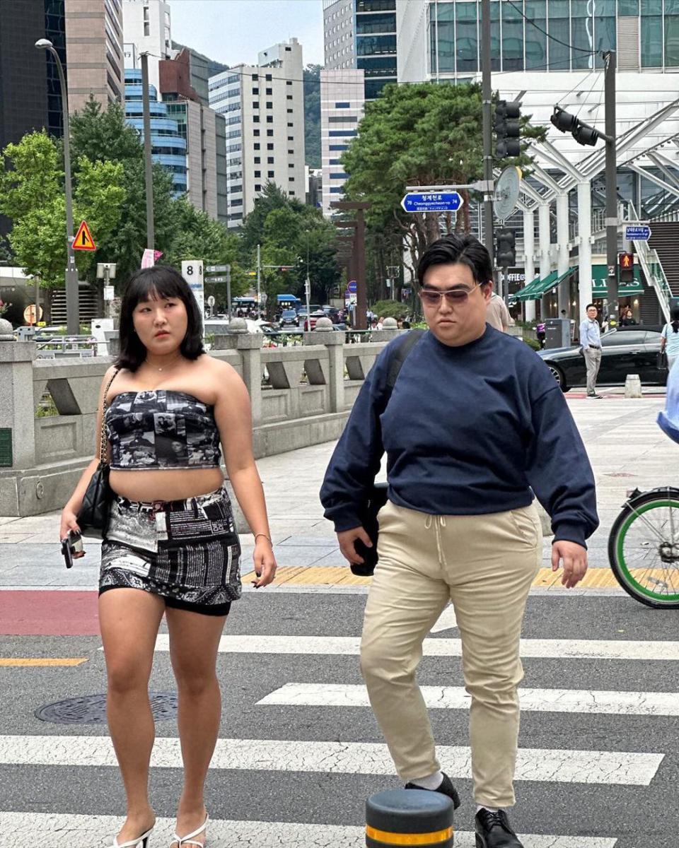 potret Lee Soo Ji dan Kim Kyu Won parodi Bang Si Hyuk-Juicy Seyeon (instagram.com/comediansuji)