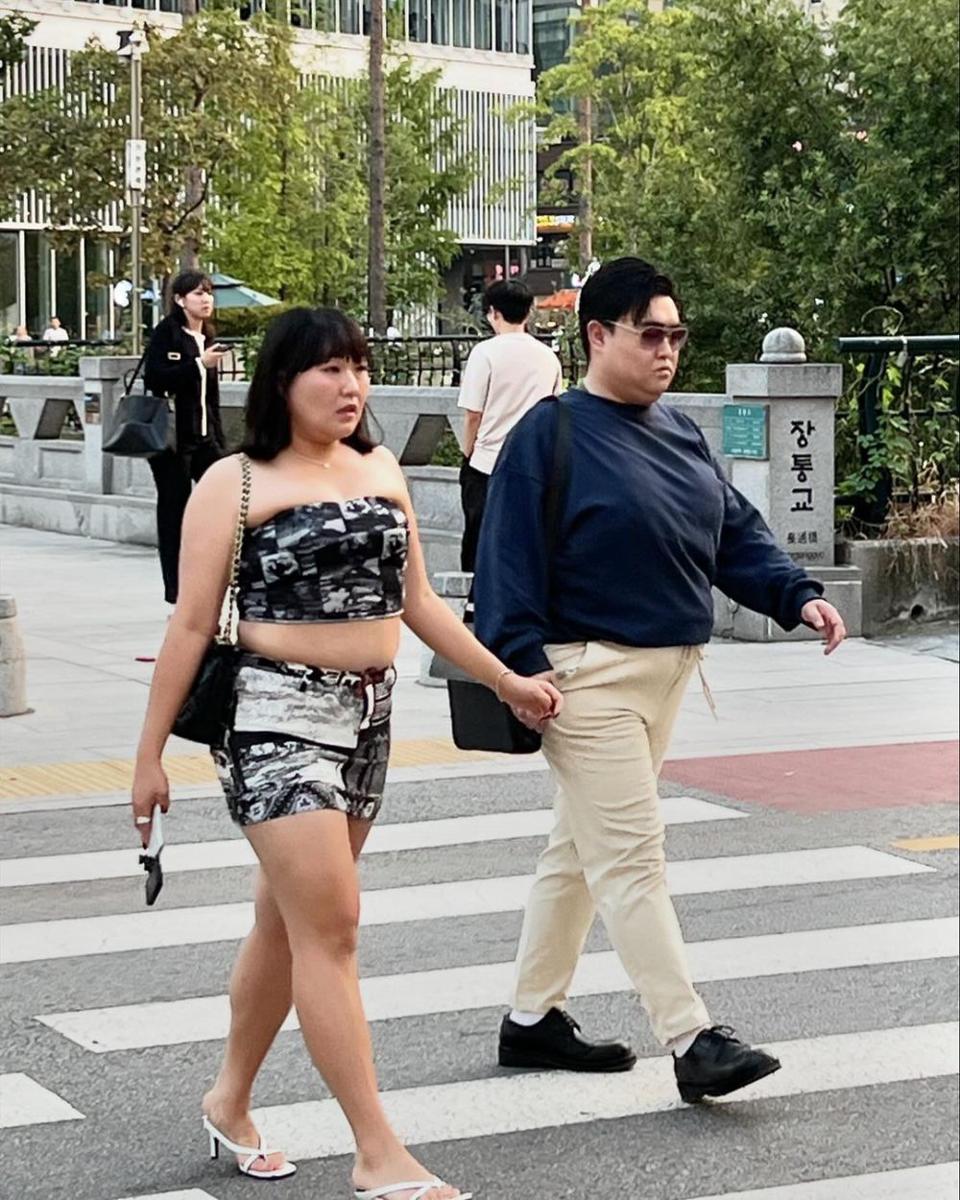 potret Lee Soo Ji dan Kim Kyu Won parodi Bang Si Hyuk-Juicy Seyeon (instagram.com/comediansuji)