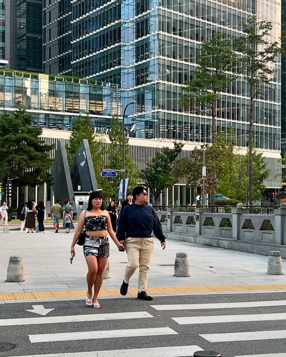 potret Lee Soo Ji dan Kim Kyu Won parodi Bang Si Hyuk-Juicy Seyeon (instagram.com/comediansuji)