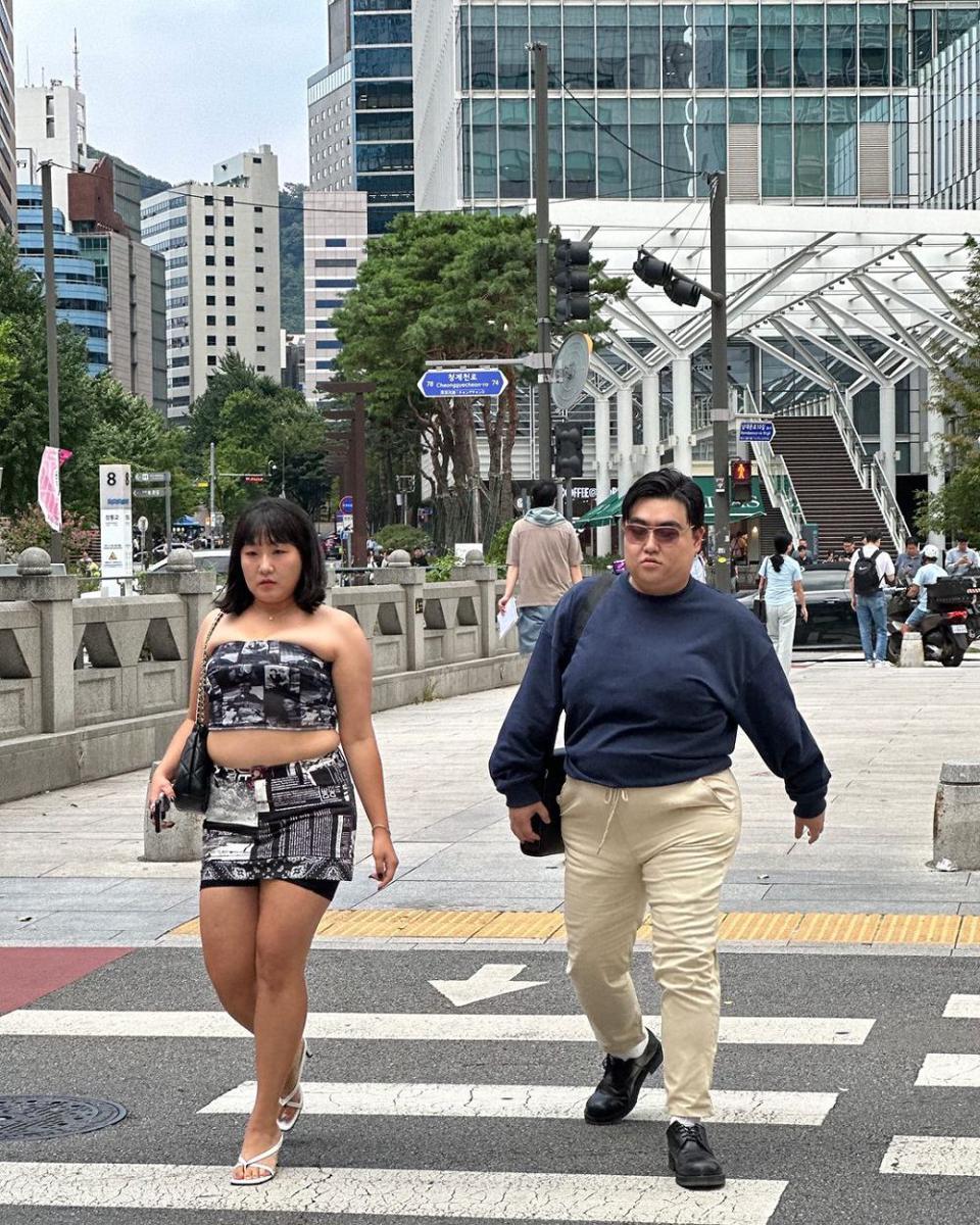 potret Lee Soo Ji dan Kim Kyu Won parodi Bang Si Hyuk-Juicy Seyeon (instagram.com/comediansuji)
