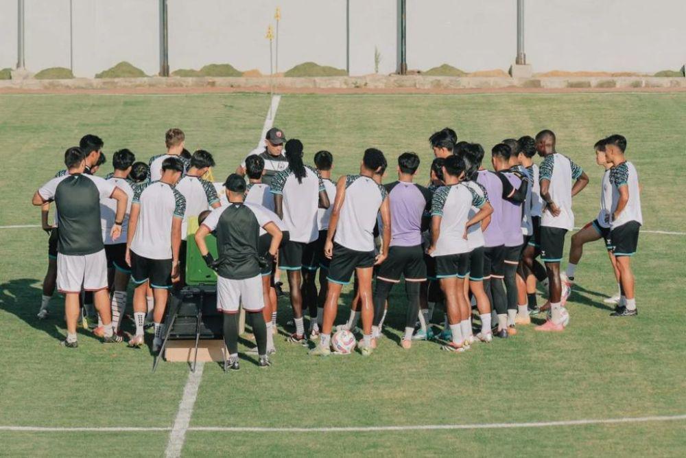 Para pemain PSM Makassar dalam sesi latihan rutin di Stadion Kalegowa Pallangga pada 13 Agustus 2024. (Instagram.com/psm_makassar)