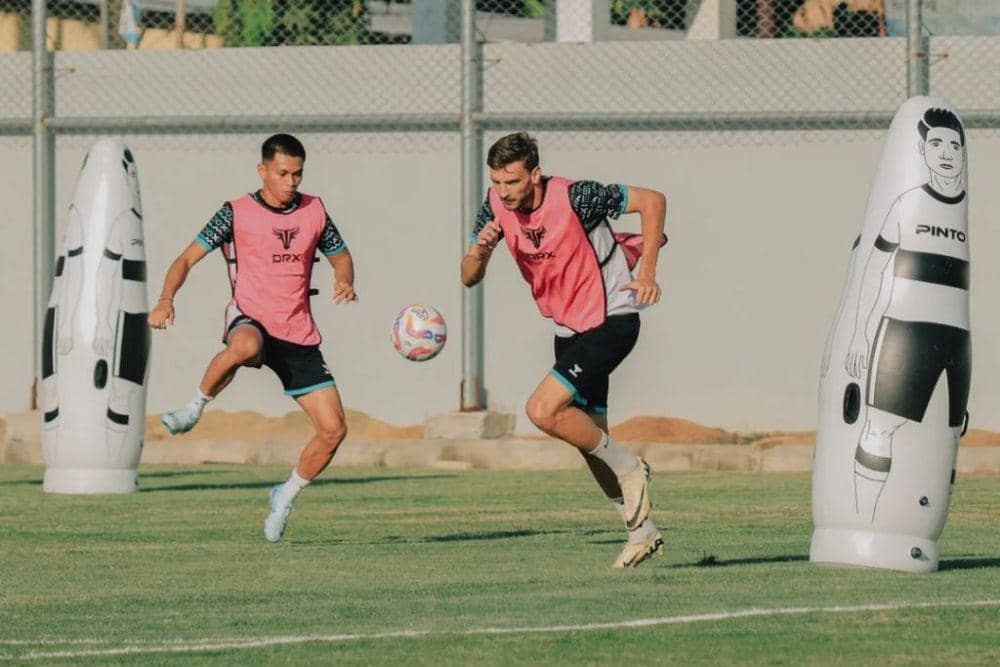Para pemain PSM Makassar dalam sesi latihan rutin di Stadion Kalegowa Pallangga pada 13 Agustus 2024. (Instagram.com/psm_makassar)