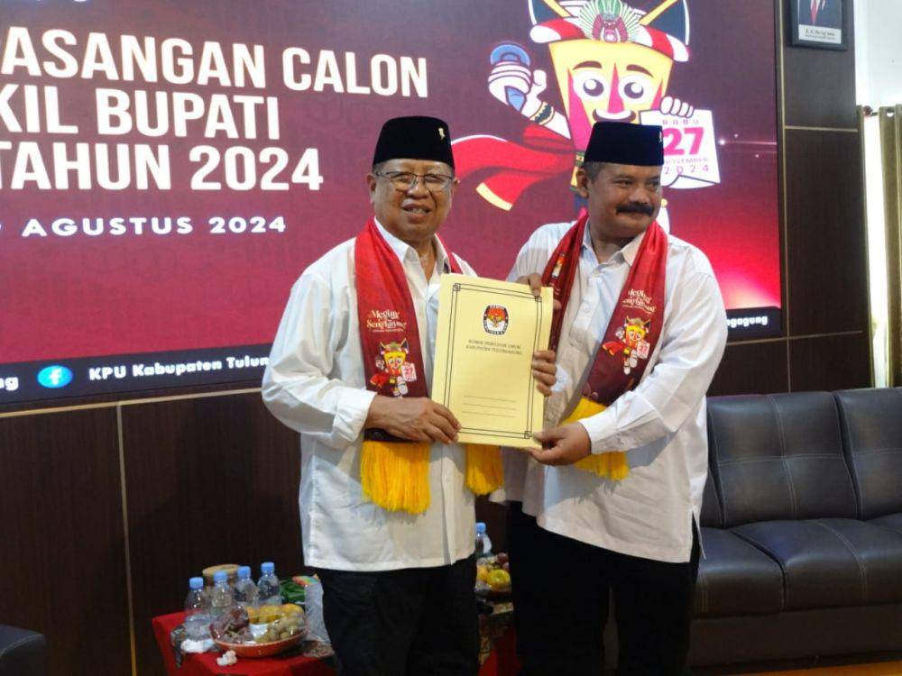 Pasangan Maryoto Birowo-Didik Girnoto Yekti saat mendaftar ke KPU Tulungagung. IDN Times/ Bramanta Pamungkas