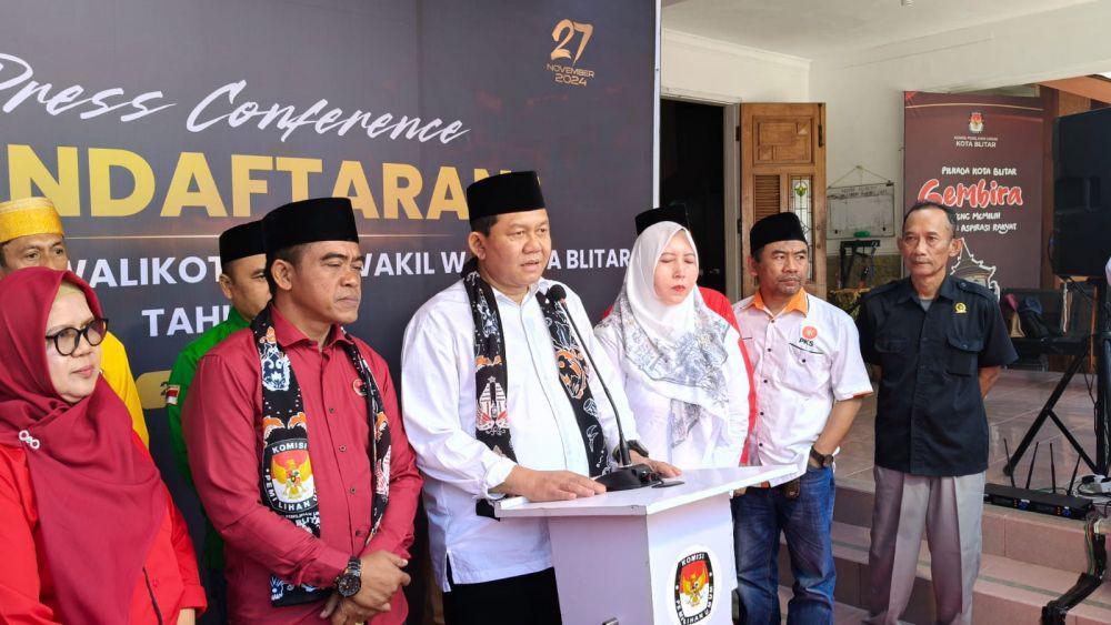 Pasangan Bambang Riyanto- Bayu Kuncoro usai mendaftar ke KPU Kota Blitar. IDN Times/ istimewa
