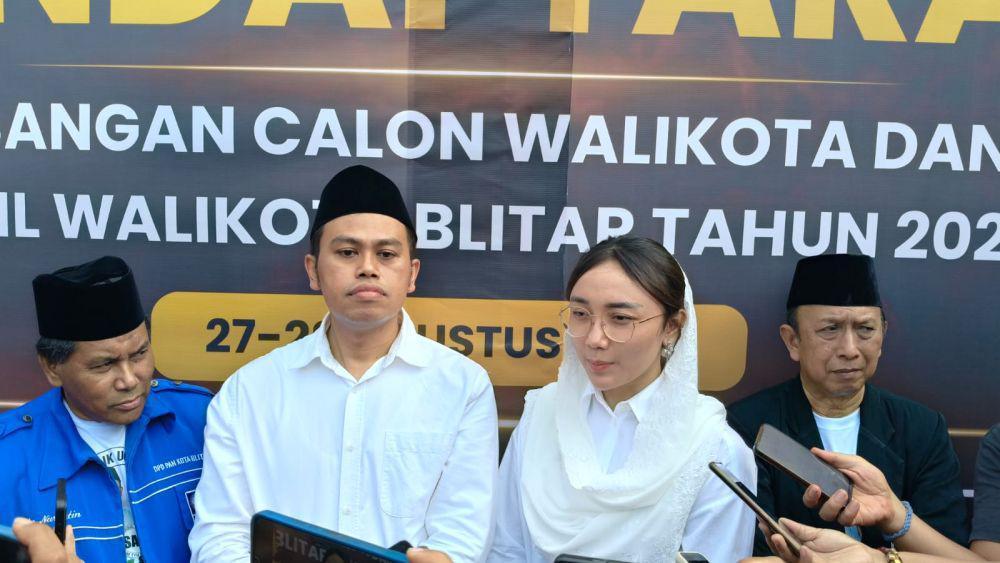 Pasangan Syauqul Muhibbin-Elim Tyu Samba usai mendaftar ke KPU Kota Blitar. IDN Times/ istimewa