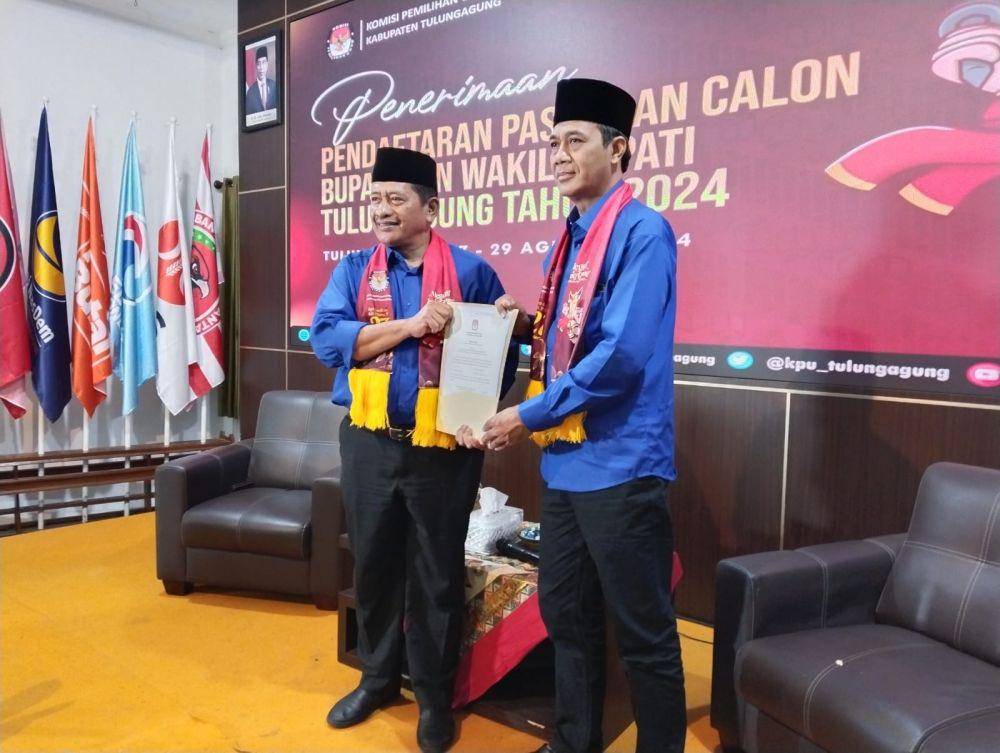 Pasangan Santoso-KH Samsul Umam saat mendaftar ke KPU Tulungagung. IDN Times/ Bramanta Pamungkas