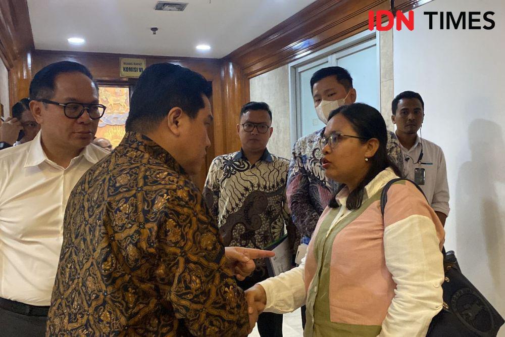 Menteri BUMN, Erick Thohir didatangi oleh Serikat Pekerja (SP) PT Indofarma Tbk (INAF) usai rapat kerja dengan Komisi VI DPR RI, di Jakarta, Senin (2/9/2024). (IDN Times/Vadhia Lidyana)