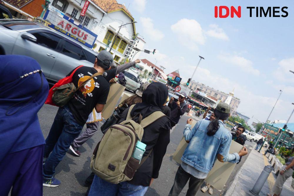 Aksi Jalan Mundur, Aktivis Jogja Desak KPK Periksa Anak-Mantu Jokowi