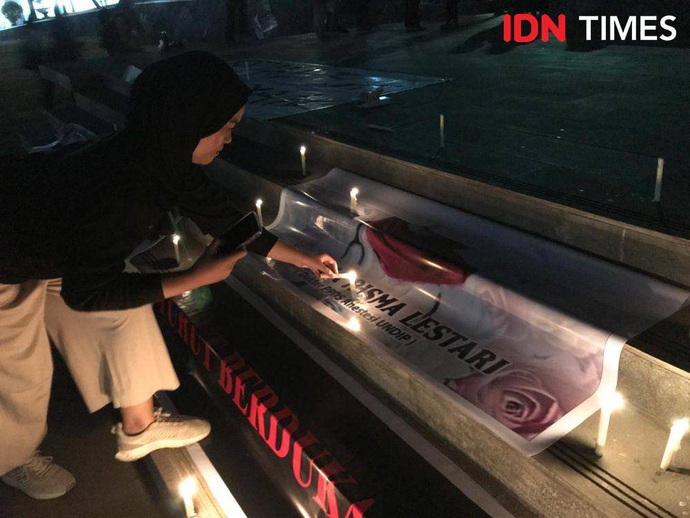 Aksi Mahasiswa FK Undip Semarang: Lilin untuk Dokter ARL dan Dekan Yan