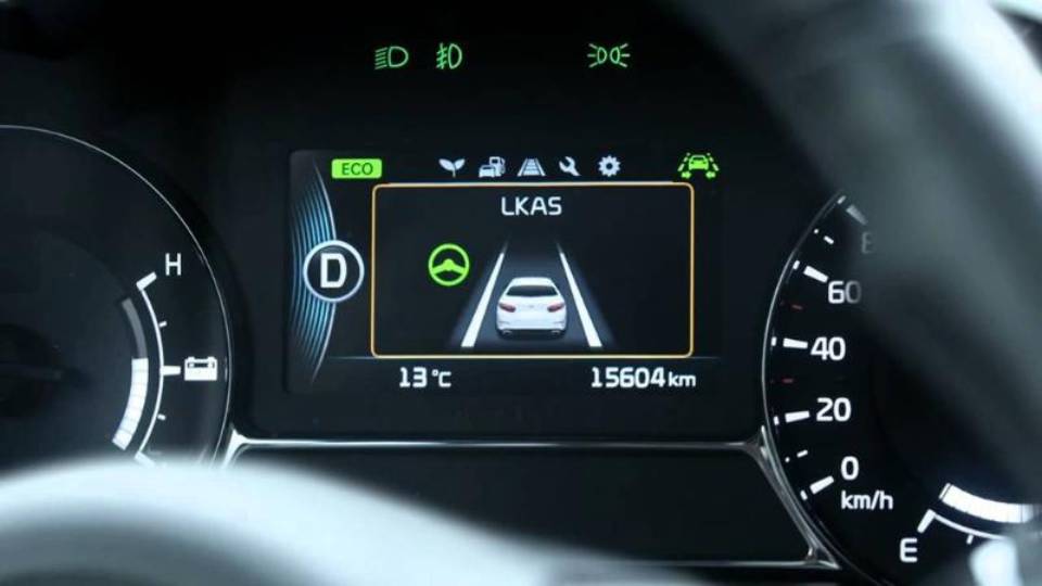 Fitur lane keeping assist pada mobil (wapcar.my)