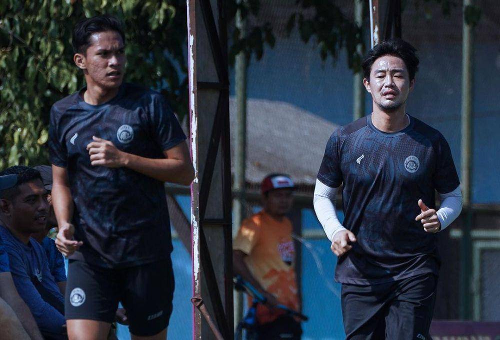 Choi Bo-kyung (kanan) menjalani latihan reguler Arema FC. (Dok. Media Officer Arema FC)