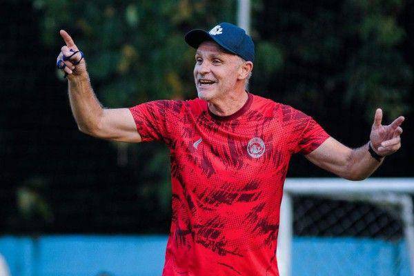 Pelatih Arema FC, Joel Cornelli saat memimpin latihan. (Dok. Media Officer Arema FC)