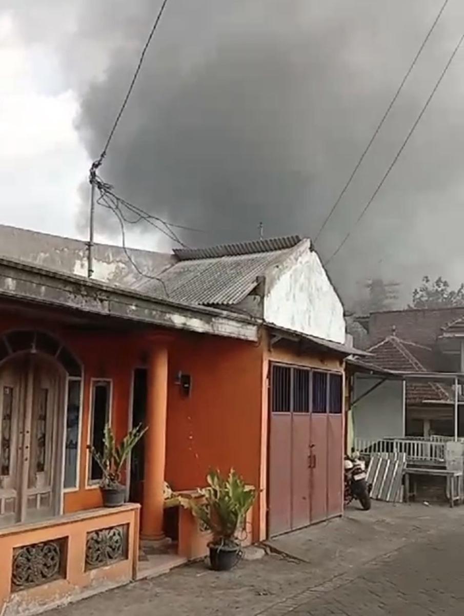 Kepulan asap kebakaran dari Jatim Park 3. (IDN Times/istimewa)
