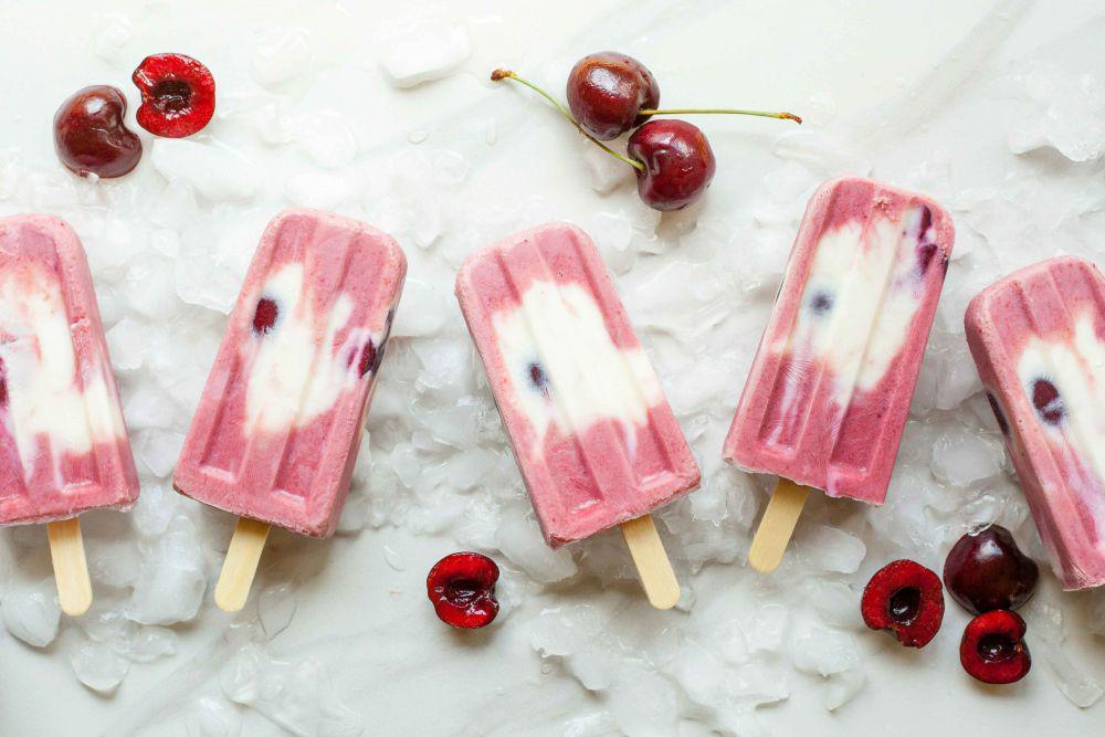 ilustrasi popsicle ceri dan yogurt (unsplash.com/Lindsay Moe)