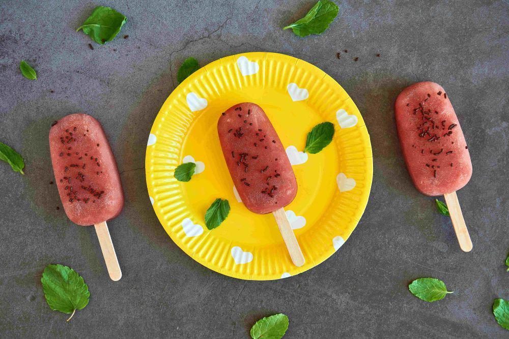 ilustrasi popsicle semangka (pexels.com/Anton Uniqueton)