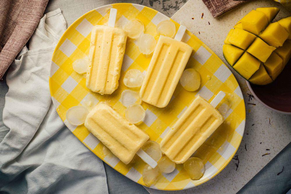 ilustrasi popsicle mangga (unsplash.com/Adam Bartoszewicz)