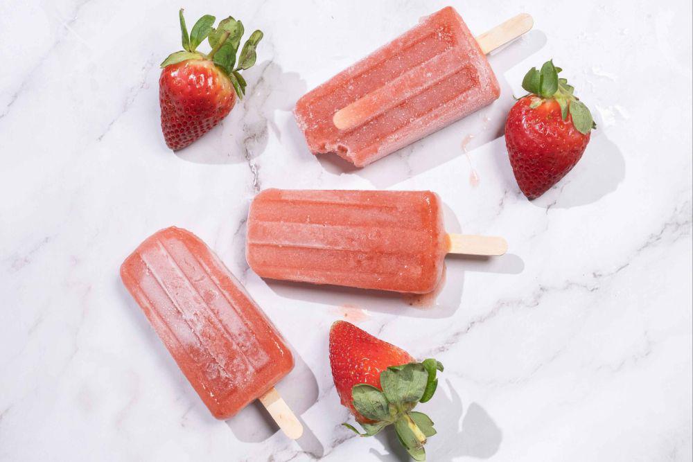 ilustrasi popsicle stroberi (unsplash.com/Miguel Javier)