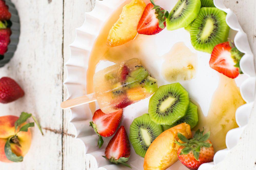 ilustrasi popsicle kiwi dan stroberi (unsplash.com/Kim Daniels)