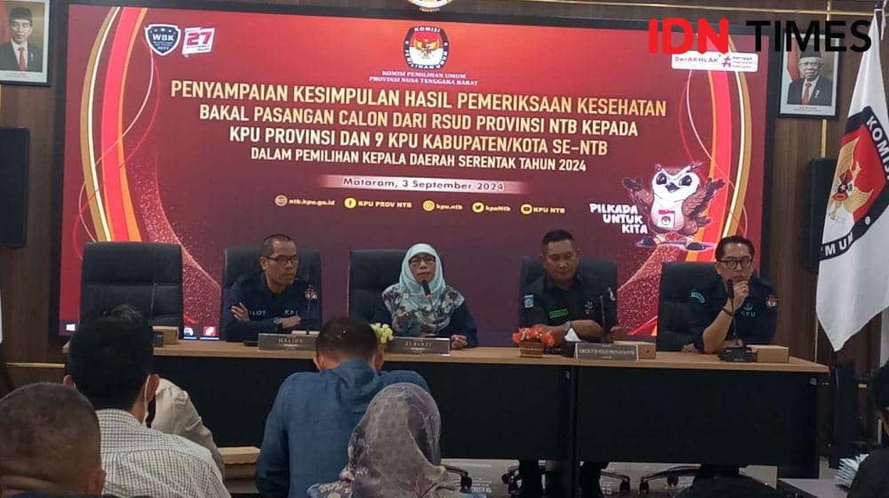 KPU NTB saat menerima hasil tes kesehatan bakal cagub dan cawagub NTB. (IDN Times/Muhammad Nasir)