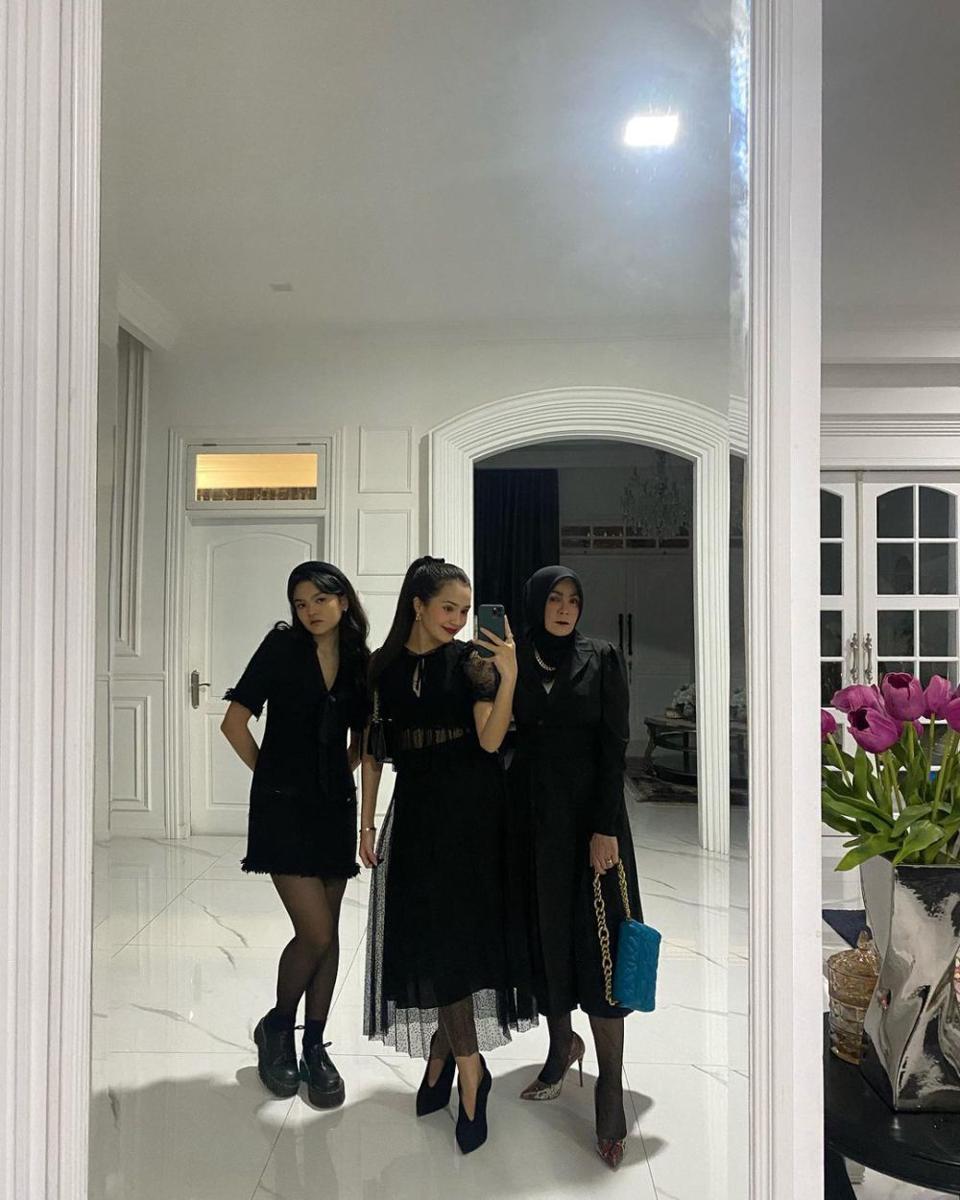 koleksi dress dan gaun hitam untuk acara formal ala Beby Tsabina (instagram.com/bebytsabina)