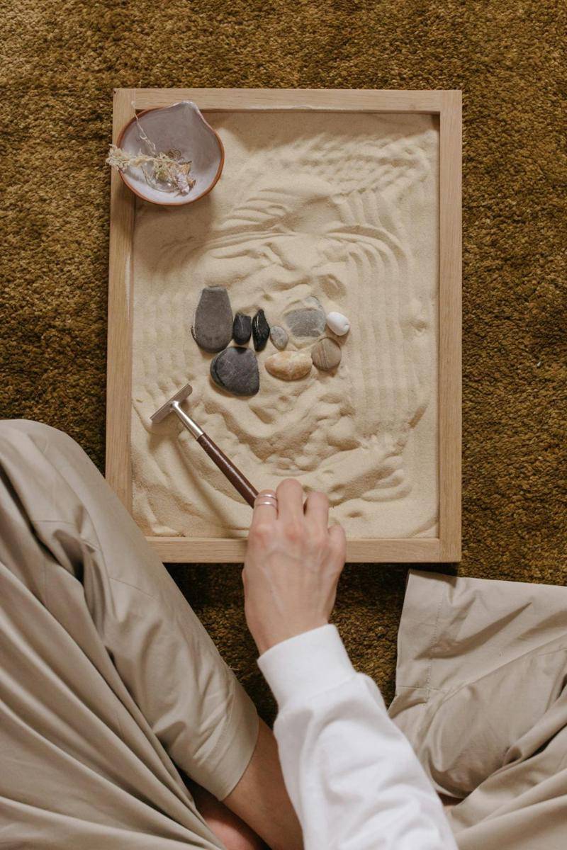 ilustrasi pembuatan mini zen garden (pexels.com/cottonbro studio)