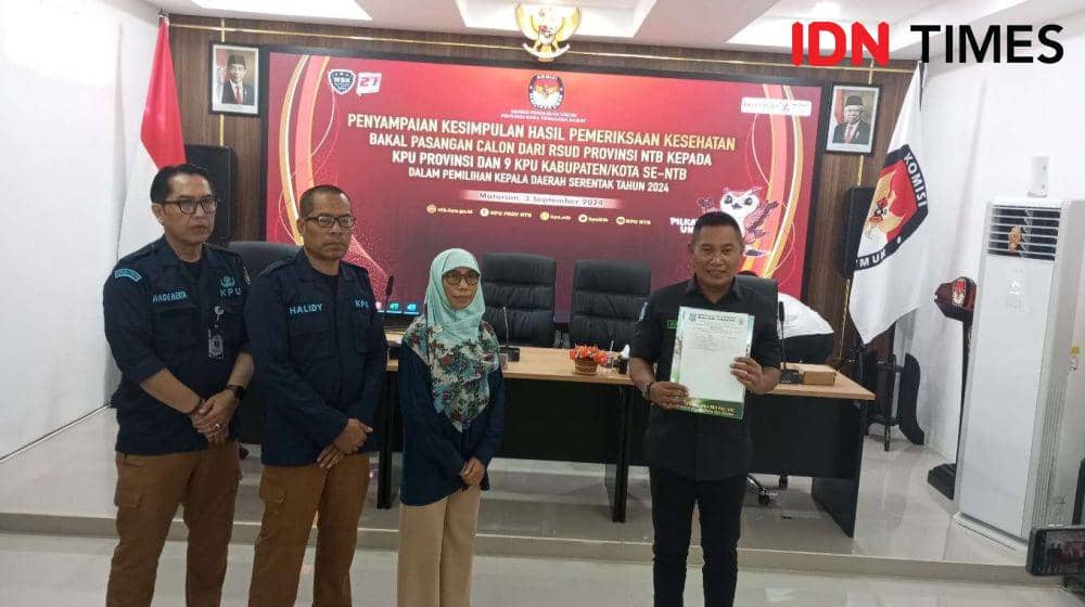 Penyerahan hasil tes kesehatan bakal cagub dan cwagub NTB. (IDN Times/Muhammad Nasir)
