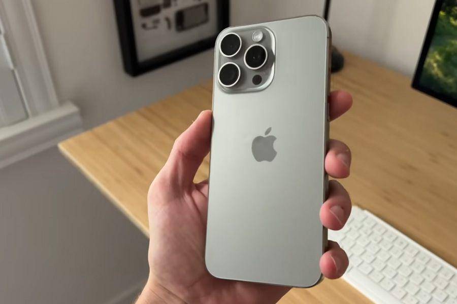 potret iPhone 15 Pro Max (dok. youtube.com/Andrew Clare)