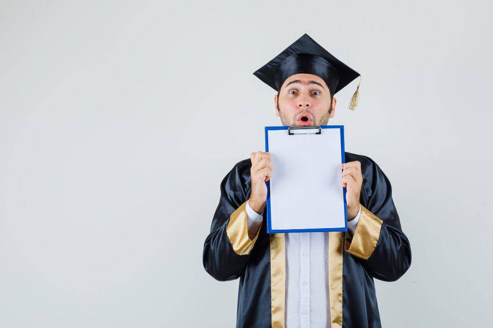 ilusrtrasi ijazah S1 (freepik.com/8photo)