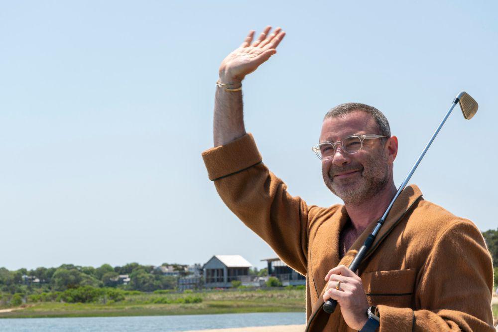 Liev Schreiber dalam serial The Perfect Couple (dok. Netflix)