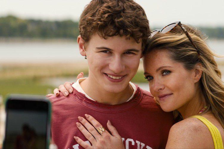 Sam Nivola dalam serial The Perfect Couple (dok. Netflix)