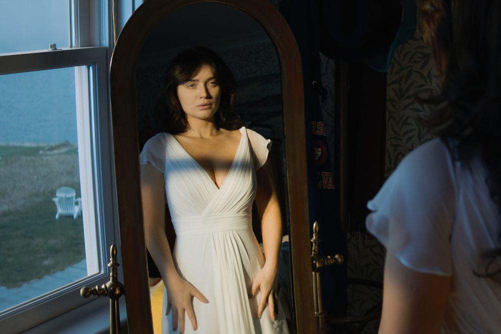 Eve Hewson dalam serial The Perfect Couple (dok. Netflix)
