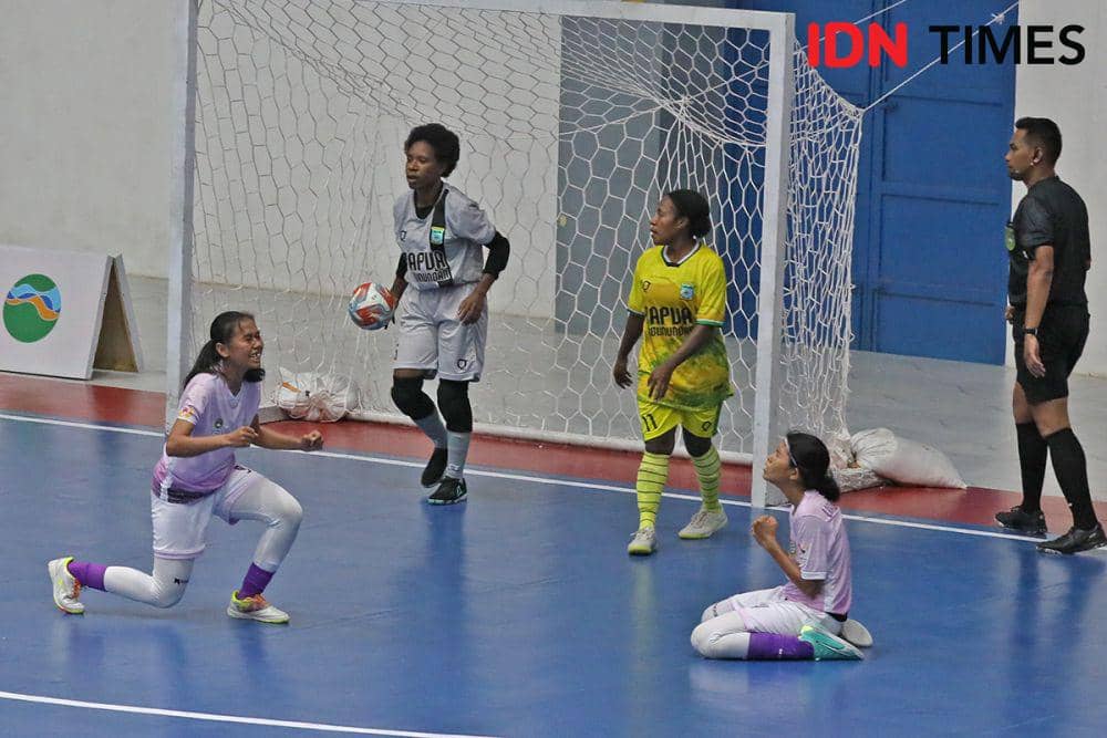 Tim Futsal Putri Sumut Berhasil Taklukkan Papua Pegunungan pada babak penyisihan PON 2024 di GOR Dispora Sumut, Selasa (3/9/2024). (IDN Times/Arifin Al Alamudi)
