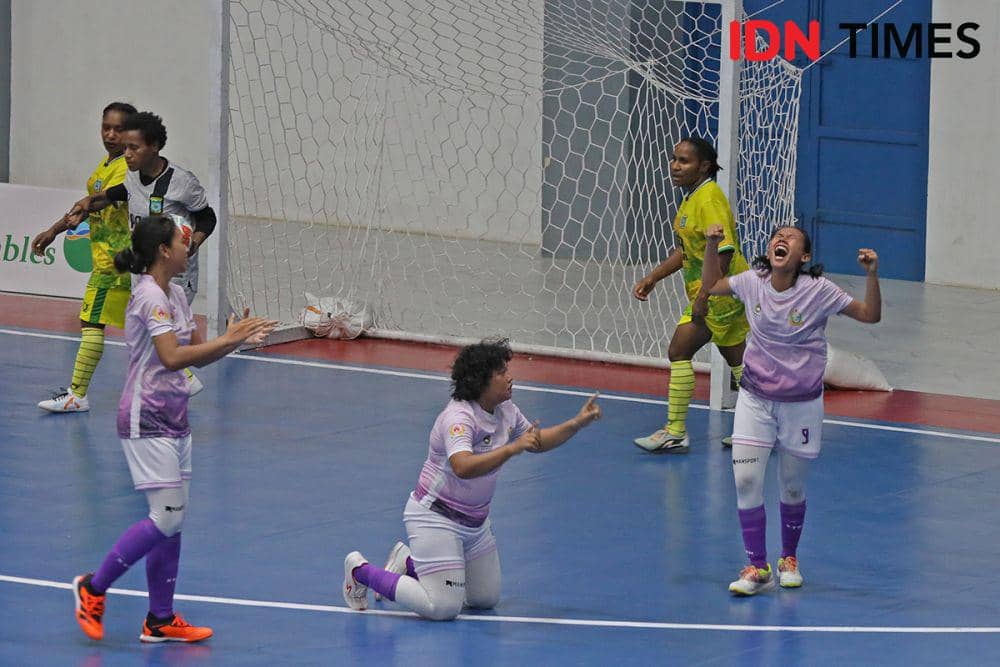 Tim Futsal Putri Sumut Berhasil Taklukkan Papua Pegunungan pada babak penyisihan PON 2024 di GOR Dispora Sumut, Selasa (3/9/2024). (IDN Times/Arifin Al Alamudi)