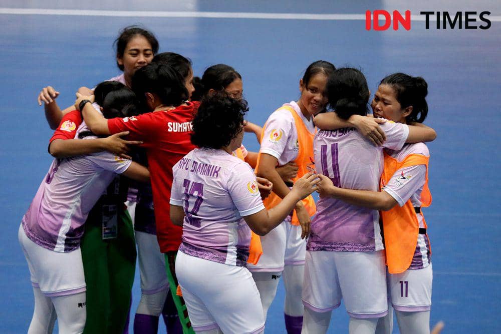 Tim Futsal Putri Sumut Berhasil Taklukkan Papua Pegunungan pada babak penyisihan PON 2024 di GOR Dispora Sumut, Selasa (3/9/2024). (IDN Times/Arifin Al Alamudi)