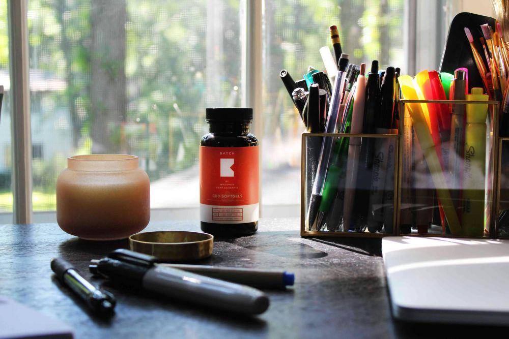 ilustrasi mengorganizer meja belajar (unsplash.com/BATCH by Wisconsin Hemp Scientific)