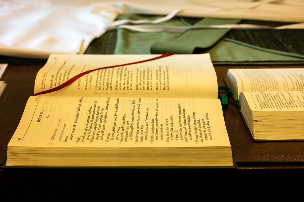 Ilustrasi koster menyiapkan bacaan liturgi dan busana liturgi pastor. (pixabay.com/Didgeman)