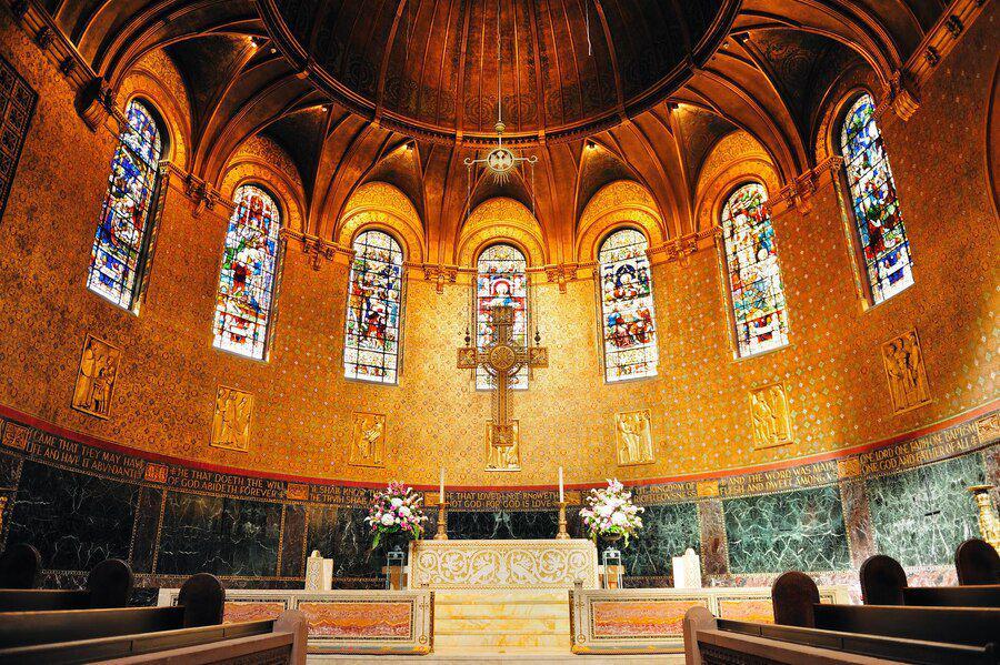 Ilustrasi altar Gereja Katolik. (freepik.com/TravelScape)