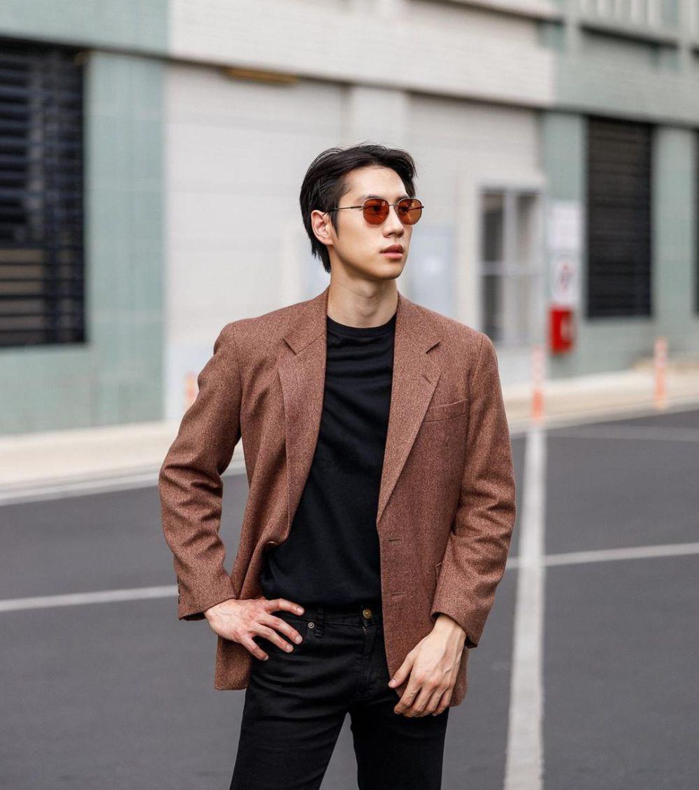 potret outfit smart casual ala Bright Rapheephong (instagram.com/brightrpp)