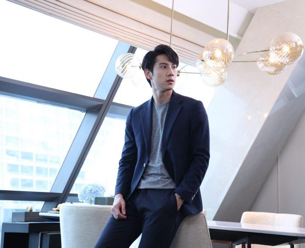 potret outfit smart casual ala Bright Rapheephong (instagram.com/brightrpp)