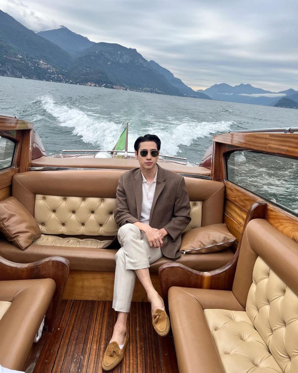 potret outfit smart casual ala Bright Rapheephong (instagram.com/brightrpp)
