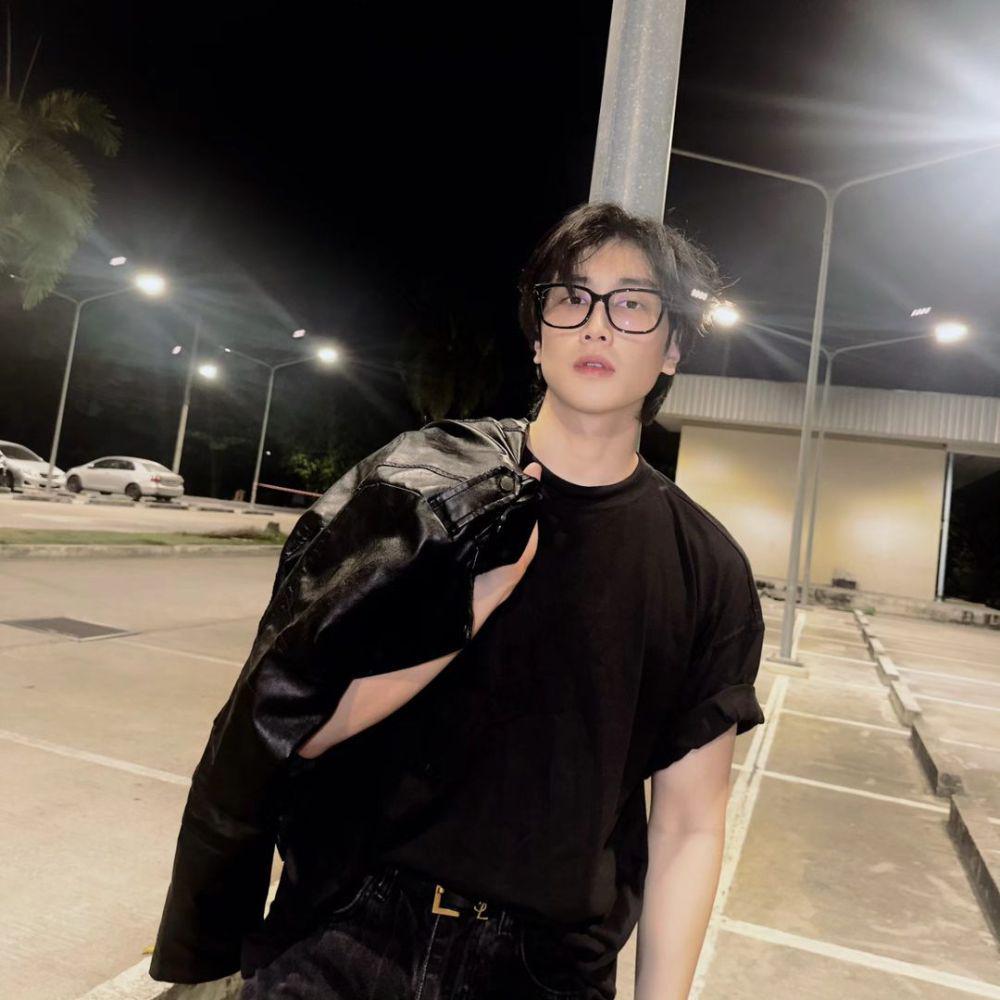 potret outfit monokrom ala Bible Sumettikul (instagram.com/biblesumett)