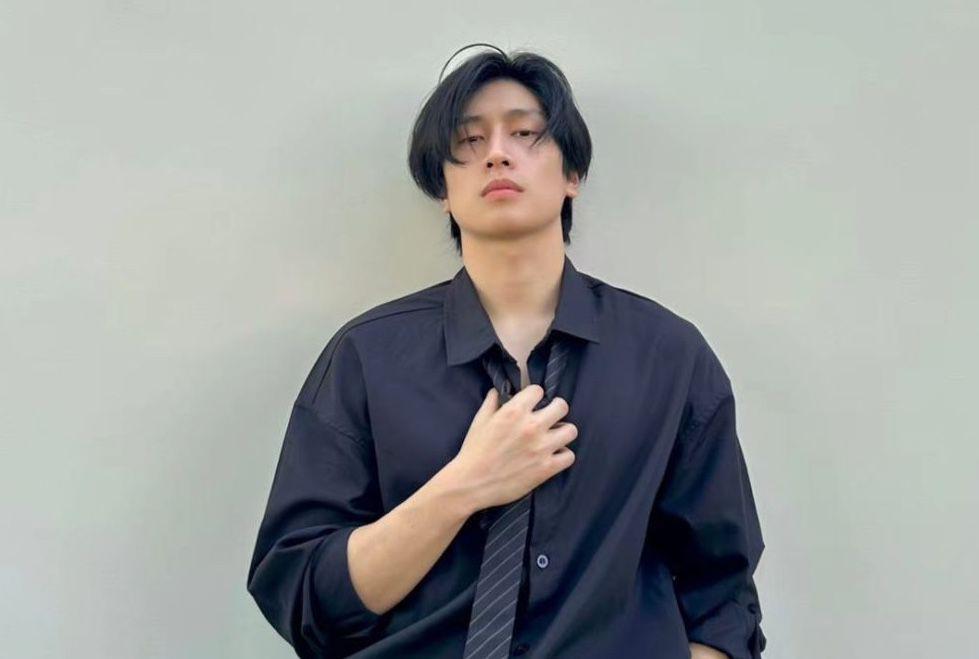 8 Ide Outfit Nuansa Hitam ala Bible Sumettikul, Kasual sampai Formal!